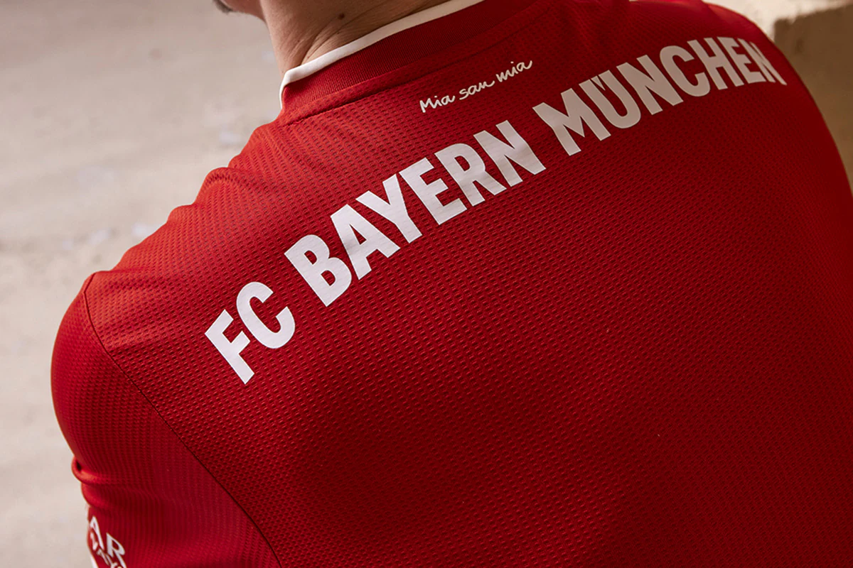 热议U22男足输越南：五后卫+偏哨都输了，非要国际日去忙全运（U22男足不敌越南引热议：五后卫失灵、判罚存争，偏在国际日分心全运）